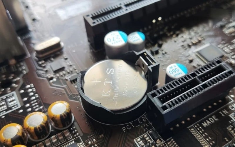 Tháo viên pin CMOS trong khoảng 15 - 30 giây rồi lắp lại cẩn thận