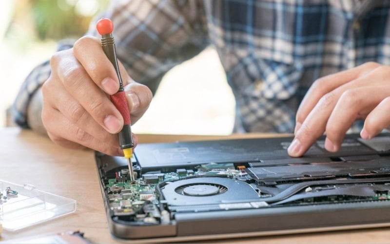 Mang máy đến các trung tâm bảo hành và sửa chữa chuyên nghiệp là giải pháp an toàn và hiệu quả