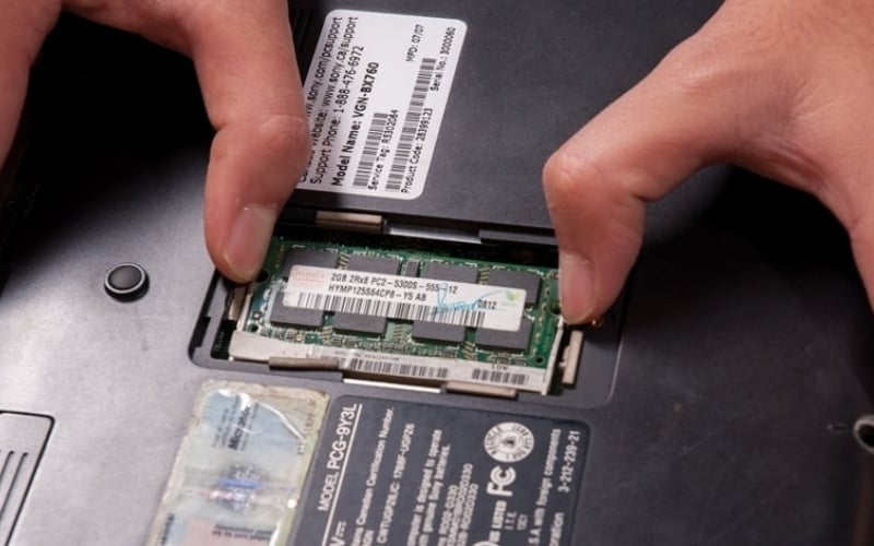 Gạt nhẹ hai lẫy, thanh RAM sẽ tự động bật lên