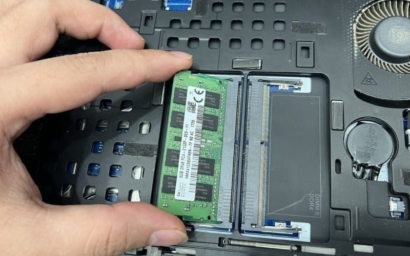 Gắn thanh RAM trở lại khe cắm theo góc nghiêng khoảng 30 - 45 độ