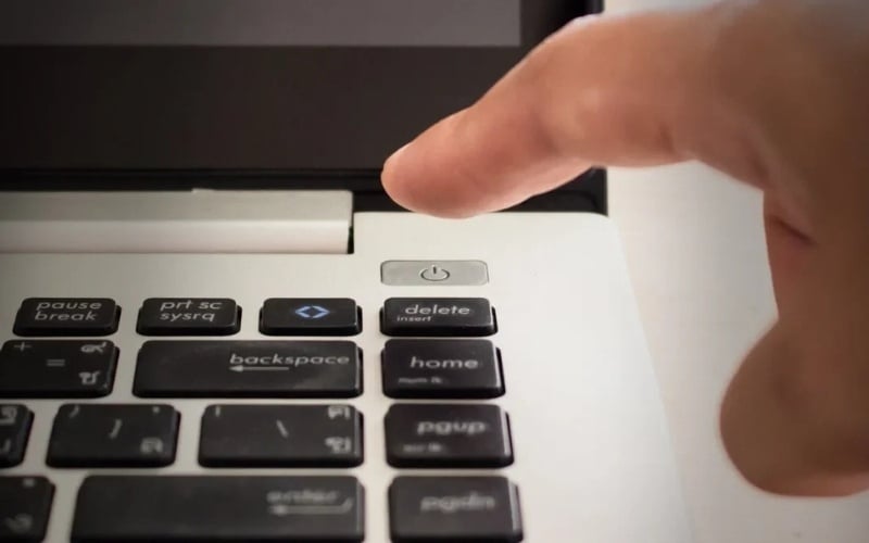 Nhấn và giữ nút nguồn trong khoảng 20 - 30 giây