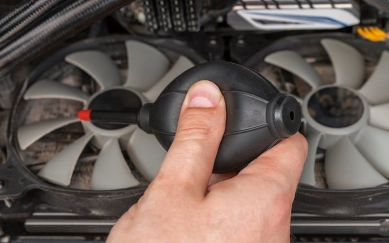 Vệ sinh bụi bẩn trên quạt và khe tản nhiệt của VGA