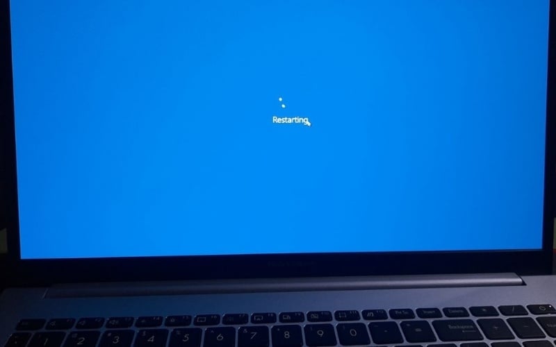Thử khởi động lại&nbsp;máy tính để khắc phục lỗi không phát được WiFi