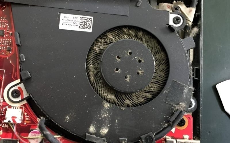 Bụi bẩn là một trong những nguyên nhân khiến quạt laptop không hoạt động