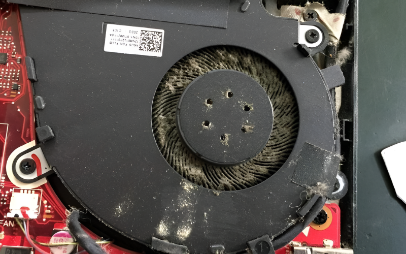 Bụi bẩn&nbsp;là một trong những nguyên nhân khiến quạt laptop không hoạt động