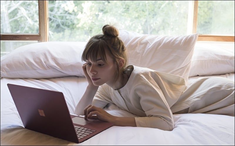 Không nên đặt laptop lên nệm