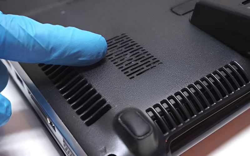 Quét bụi quanh khe gió laptop