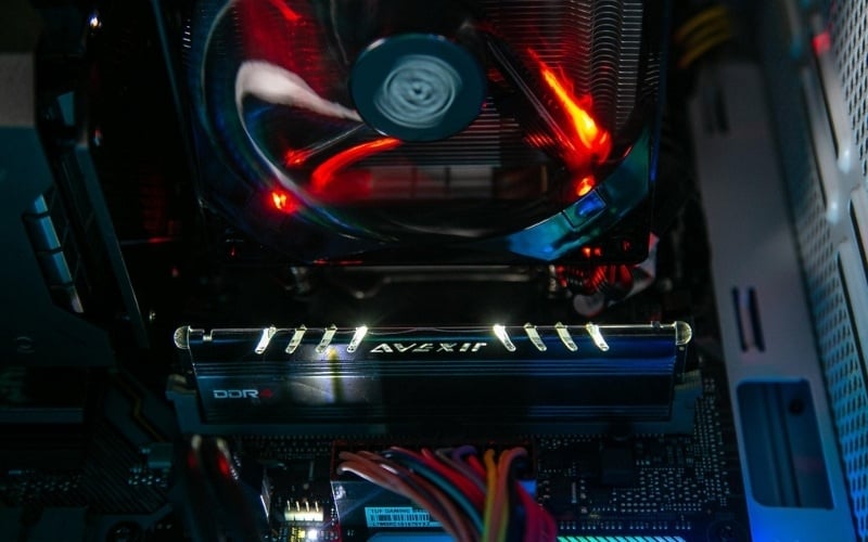 Dải LED RGB của RAM Avexir tạo tính thẩm mỹ cho PC gaming