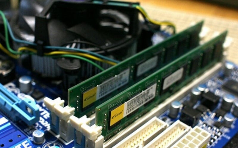 Lắp đầy đủ hai thanh RAM vào hai khe cắm