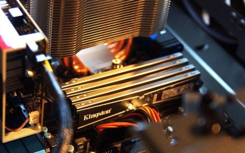 Khi lắp 4 thanh RAM, hệ thống sẽ tự động chạy chế độ kênh đôi