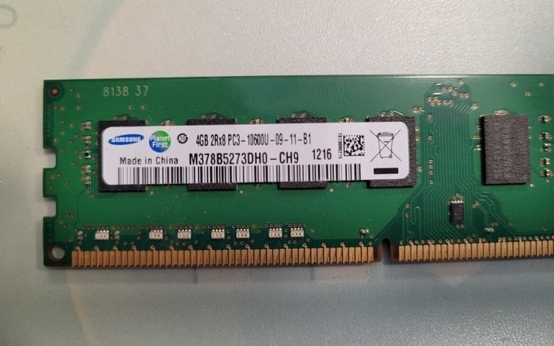 Quan sát tem dán trên thanh RAM để nhận biết RAM Samsung chính hãng