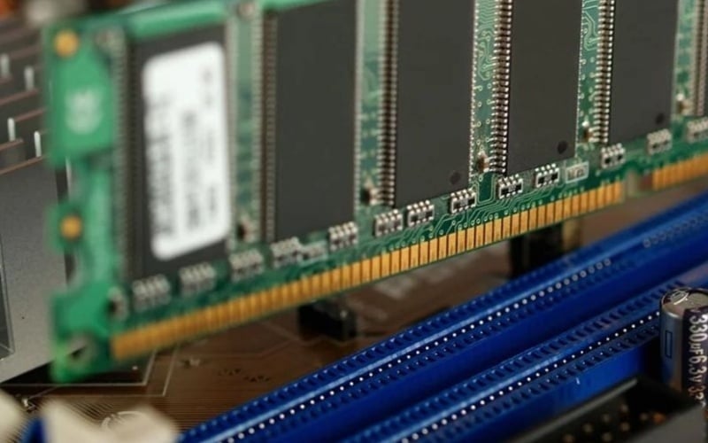 Khe cắm (Slots) là vị trí vật lý trên bo mạch chủ dùng để lắp đặt các thanh RAM