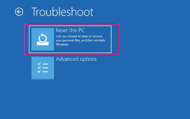 Sau khi vào được WinRE, bạn chọn Troubleshoot > Reset this PC