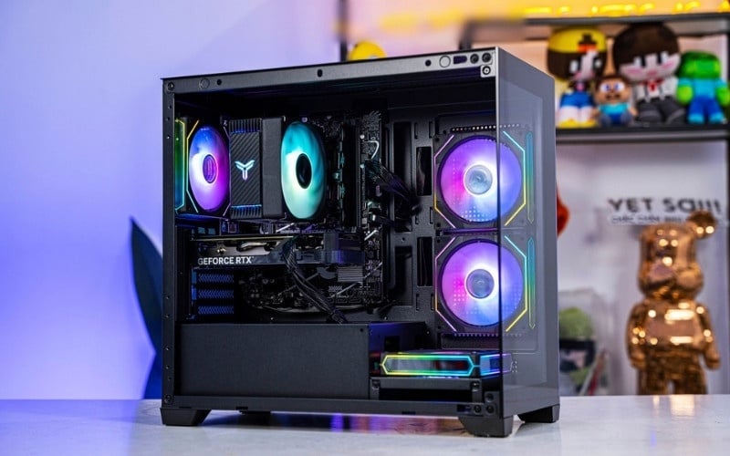 Bạn nên chọn các mẫu vỏ case Full Tower hoặc Mid Tower rộng rãi