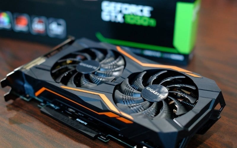 Quan sát kỹ xem card có bị cong vênh, các tụ điện có bị phồng, cổng kết nối có bị gỉ sét hay không