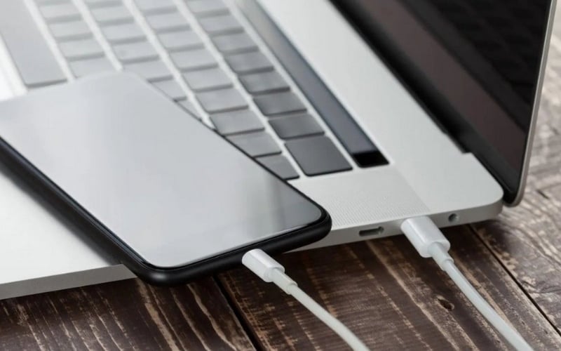 Không sạc điện thoại bằng laptop thường xuyên