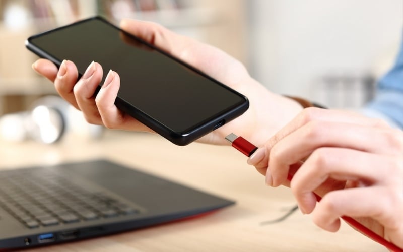 Kết nối hai thiết bị và đảm bảo nguồn điện