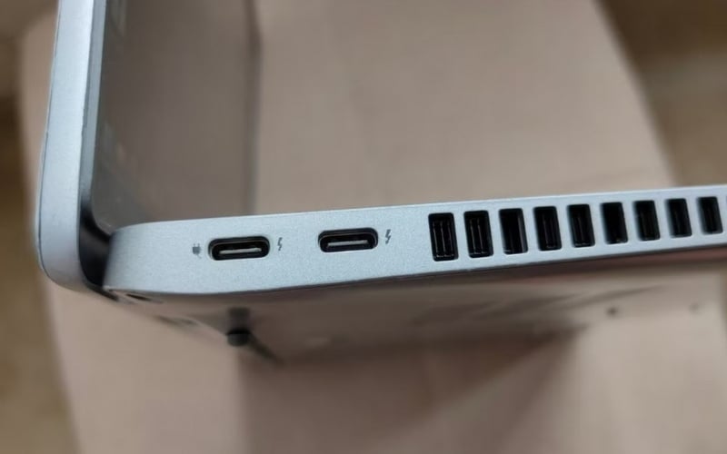 Dùng cổng USB-C hỗ trợ Power Delivery (PD) hoặc Thunderbolt 4 để sạc nhanh hơn