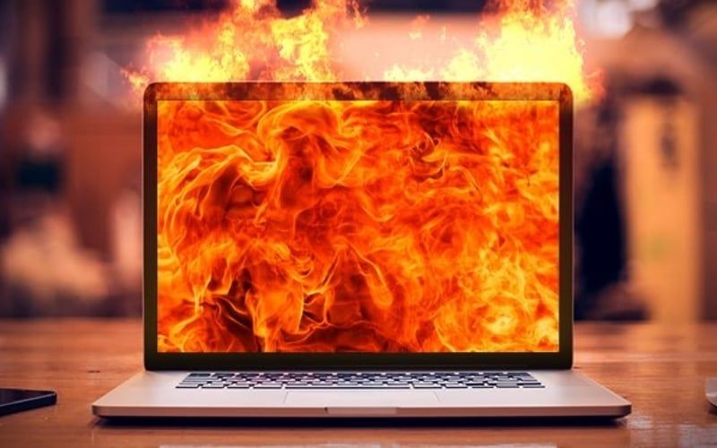 Laptop quá nóng có thể ngắt sạc,&nbsp;nên để máy nghỉ và dùng adapter đúng công suất