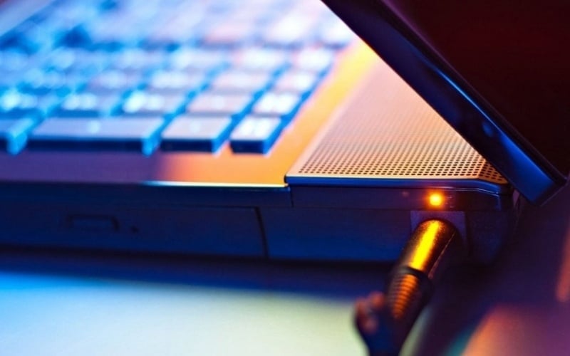 Môi trường quá nóng sẽ khiến hệ thống quản lý pin tự động giảm tốc độ sạc