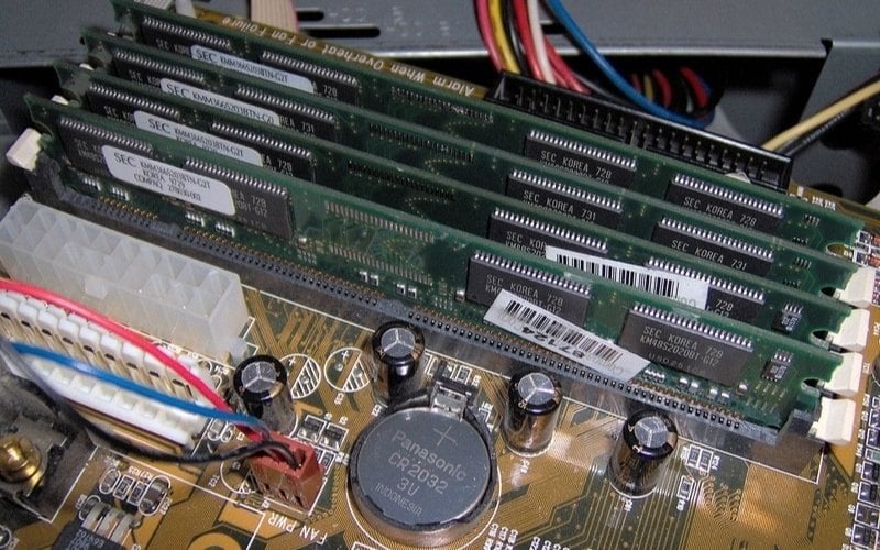 SDRAM là một loại bộ nhớ truy cập ngẫu nhiên động đồng bộ