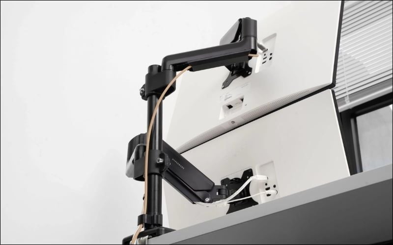Monitor Arm giúp điều chỉnh màn hình linh hoạt và đúng tư thế