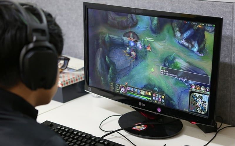 Khi chơi game tốc độ cao, người dùng&nbsp;sẽ thấy màn hình&nbsp;1ms rõ và mượt hơn