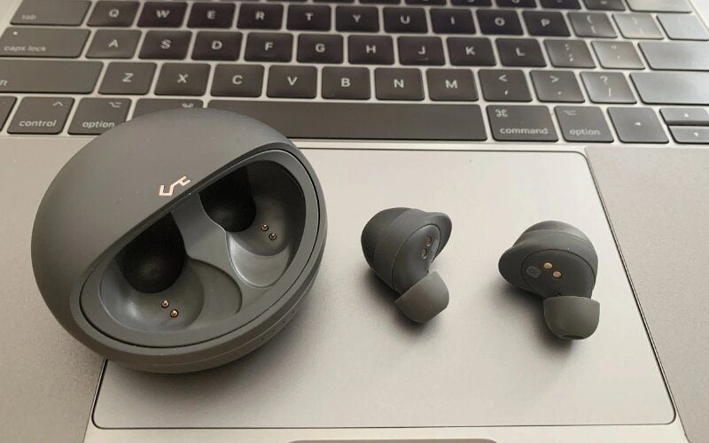 Đối với người chơi thể thao cần chọn tai nghe có độ bám tốt