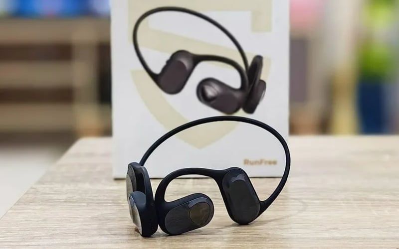 Tai nghe open-ear được thiết kế đặt bên ngoài, không bịt kín ống tai