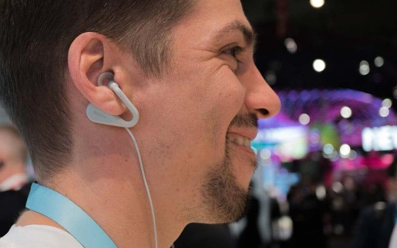 Tai nghe open-ear cách âm kém, bass yếu và dễ rò rỉ âm khi mở to