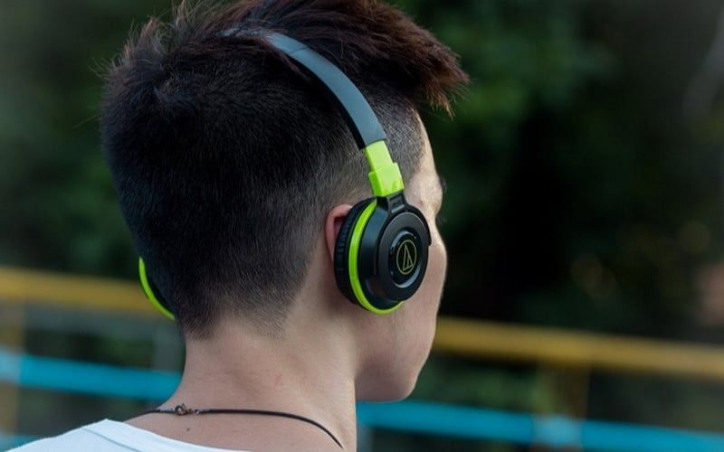 Tai nghe on-ear nhỏ gọn, không trùm kín tai, cách âm kém hơn over-ear