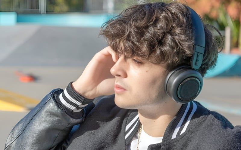 Tai nghe over-ear&nbsp;cách âm tốt, nhưng khá to và có thể nóng khi đeo lâu