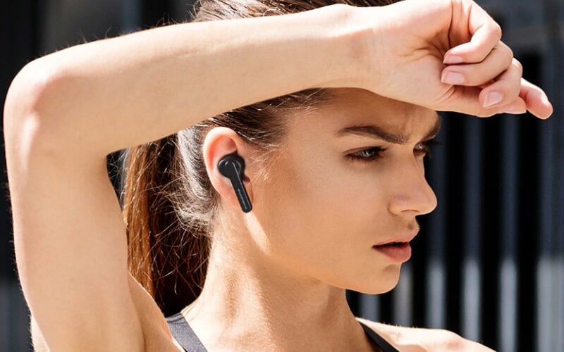 Nếu bạn thường xuyên tập gym hoặc chạy bộ ngoài trời, hãy ưu tiên các sản phẩm có chuẩn kháng nước/bụi