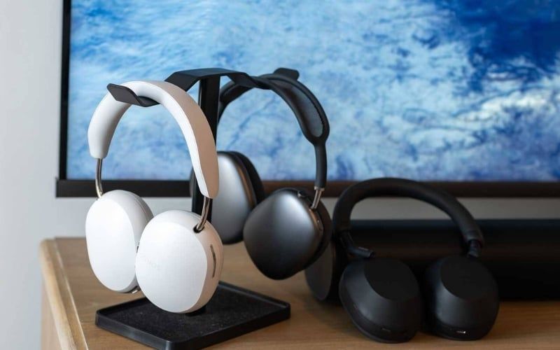 Tai nghe không dây nhận âm qua Bluetooth hoặc RF, không cần dây kết nối trực tiếp