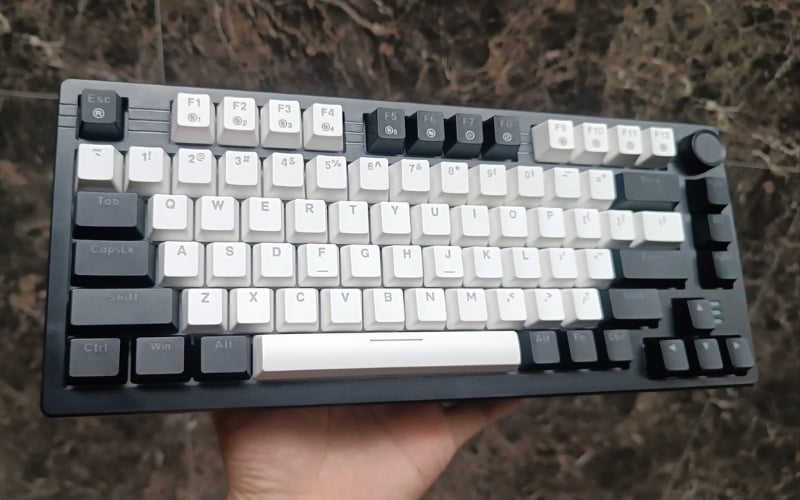 Bàn phím kích thước nhỏ gọn, chỉ giữ lại các phím chính