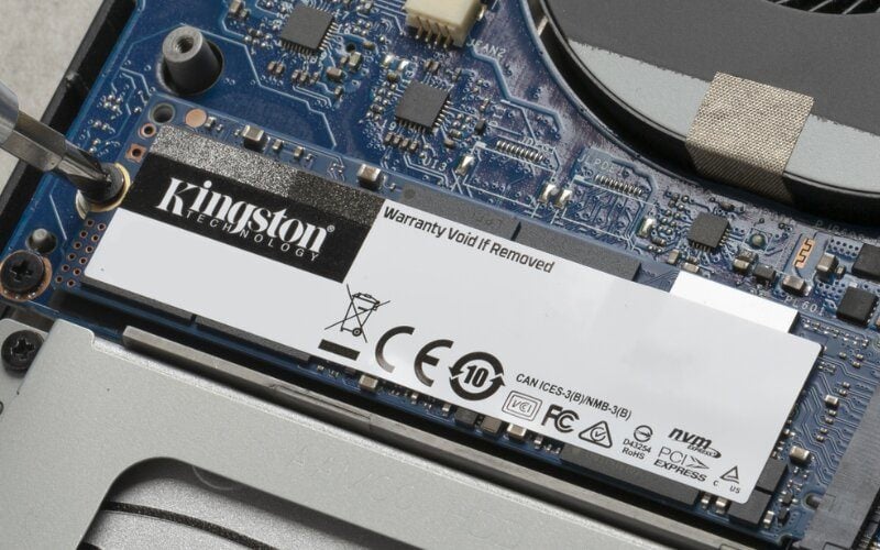 Bo mạch chủ có thêm không gian để bố trí thêm khe cắm RAM rời và khe SSD