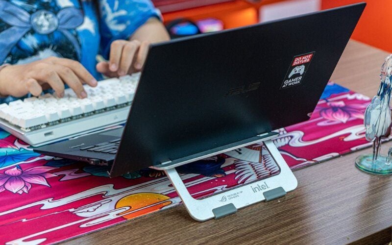 Sử dụng các loại giá đỡ laptop để nâng cao gầm máy, tạo khoảng trống cho quạt hút luồng khí mát