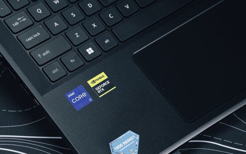 Ưu tiên laptop trang bị vi xử lý như Core i5/i7 thế hệ 12 trở lên
