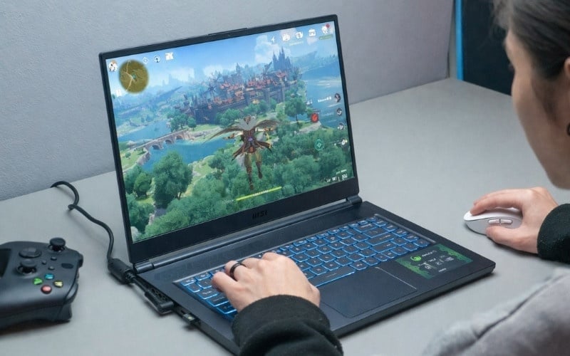 Luôn cắm sạc adapter khi khởi chạy các tựa game nặng để tránh tuột khung hình