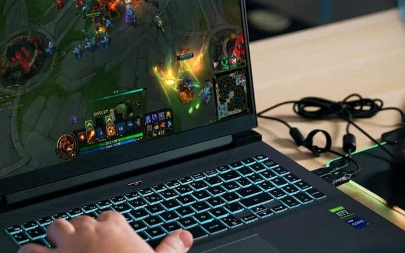 Luôn cắm sạc trực tiếp khi chơi game để phần cứng bung tối đa sức mạnh