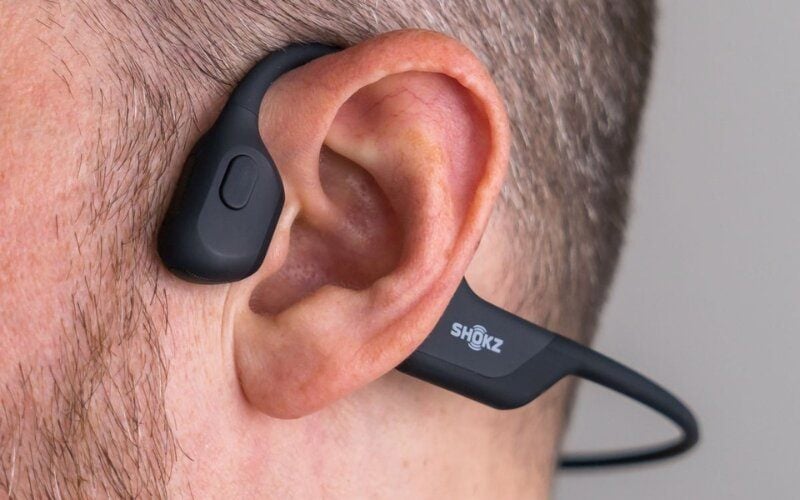 Cấu trúc Ear-hook hoặc Neckband giúp tai nghe không bị rớt