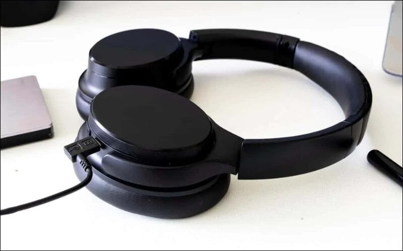 Sạc nhanh là một điểm cộng lớn, giúp cung cấp thêm vài giờ nghe nhạc chỉ sau 10 - 15 phút cắm điện