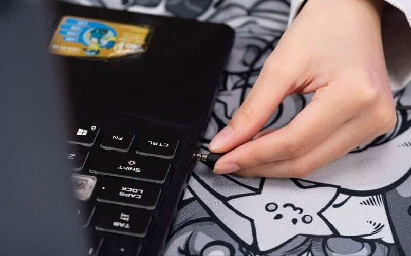 Ưu tiên các sản phẩm sử dụng jack cắm chữ L và cáp tín hiệu bọc dù hoặc bọc cao su chống rối
