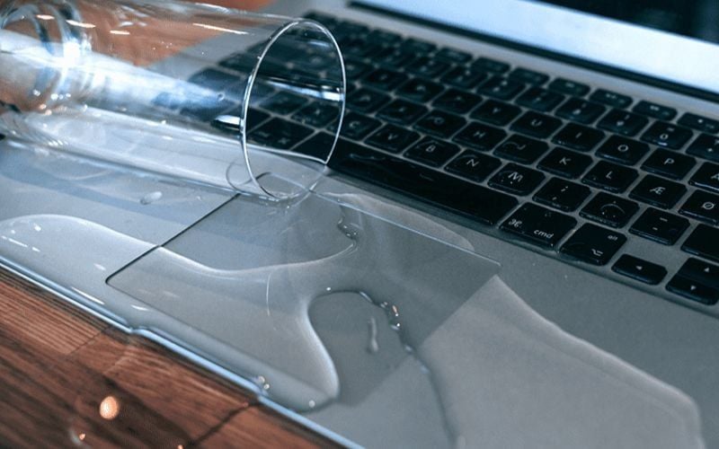 Touchpad của bạn có thể bị hỏng nếu bị nước đổ trực tiếp lên