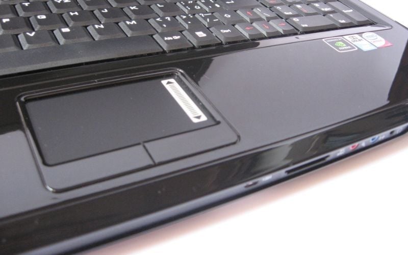 Touchpad đời đầu với một bề mặt di chuột và hai nút bấm vật lý nằm ở phía dưới