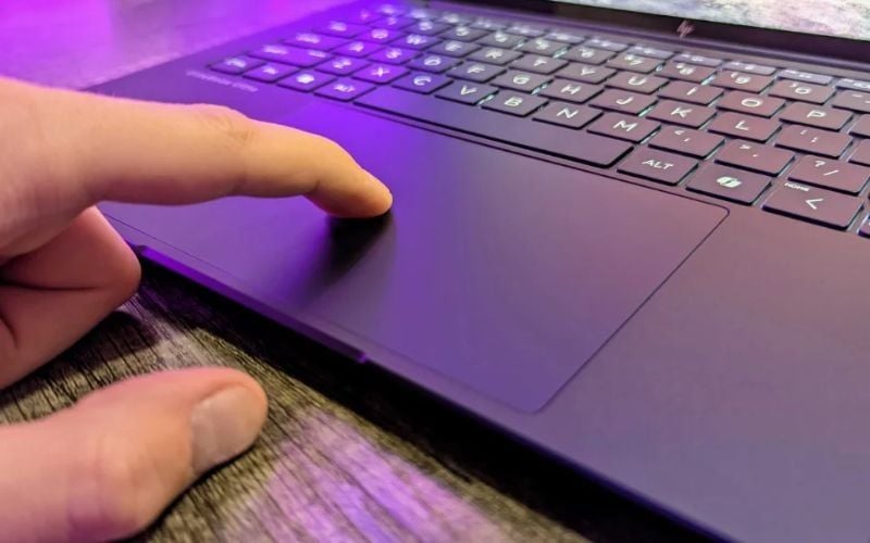 Clickpad tích hợp các nút bấm ngay bên dưới bề mặt cảm ứng