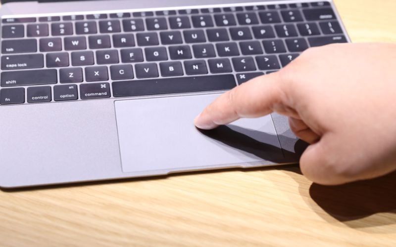 Force Touch Trackpad sử dụng một loạt cảm biến lực để nhận diện lực nhấn