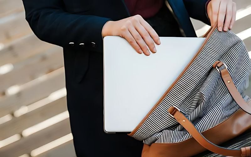 Touchpad giúp bạn mang theo laptop mà không phải tốn công mang theo chuột rời