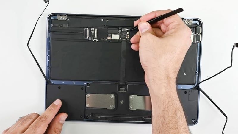 Quan sát mainboard để nhận biết khe M.2