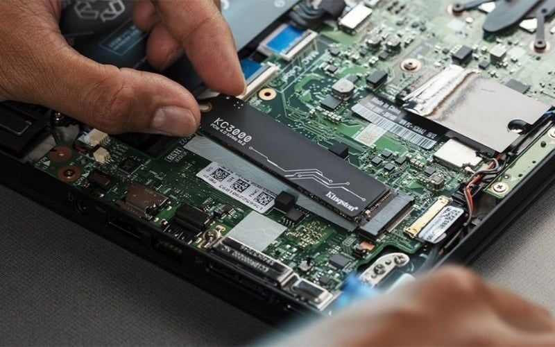 Lắp SSD mới vào khe cắm trên mainboard